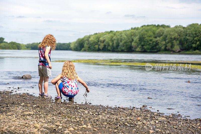 两个小女孩在密西西比河岸边玩耍