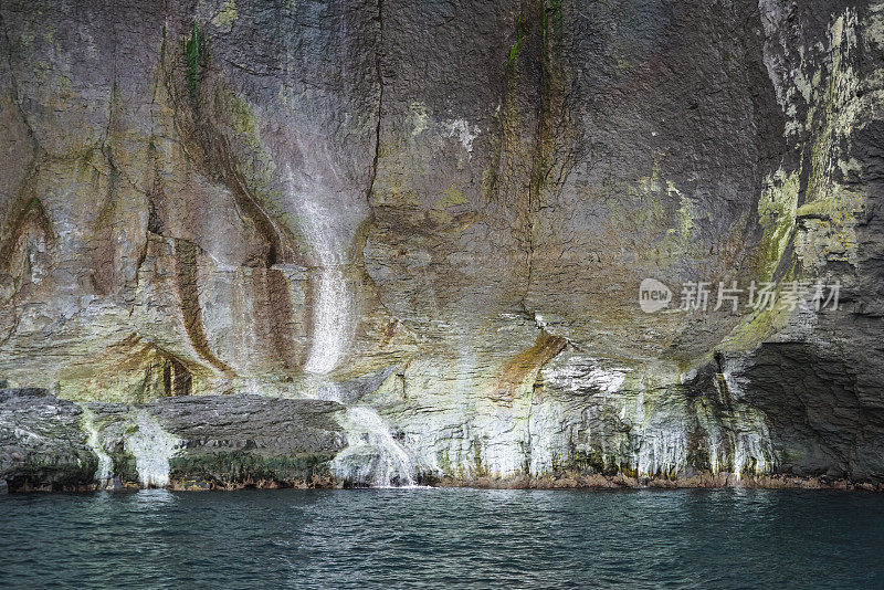 日本北海道，知床半岛岩石上的水反射