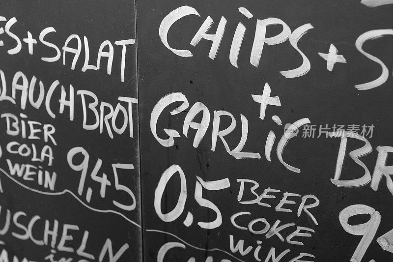 餐厅菜单在黑板上