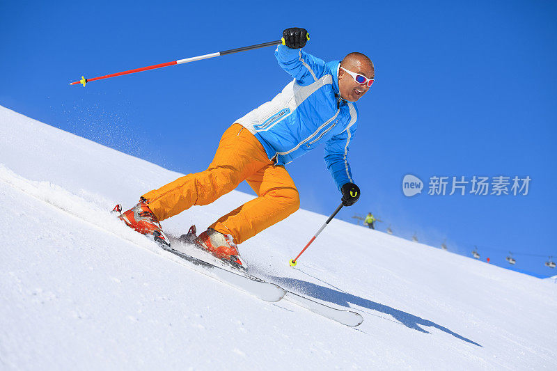 快乐成熟的男人滑雪滑雪在阳光明媚的滑雪场滑雪