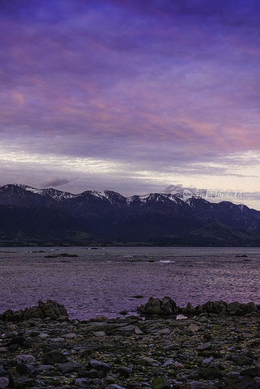 凯库拉山脉的白色山峰