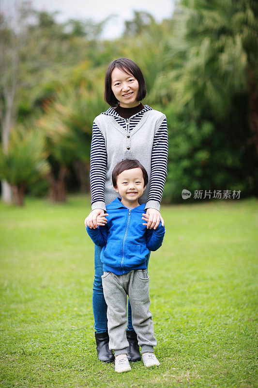 亚洲母亲和儿子快乐