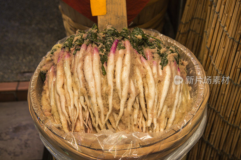 传统的腌制萝卜在日本京都出售