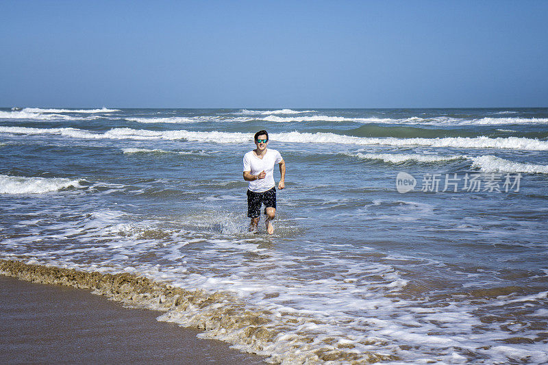 一名西班牙裔男子在海里奔跑