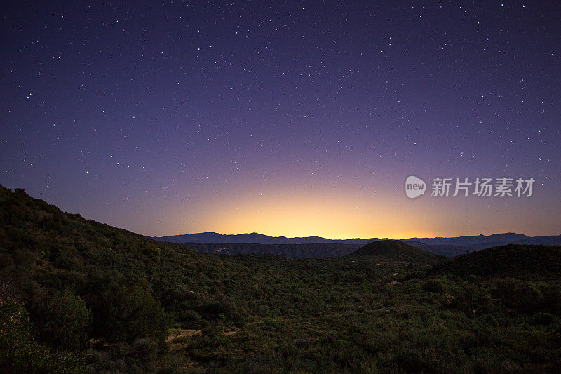亚利桑那州荒野中的星星和光污染