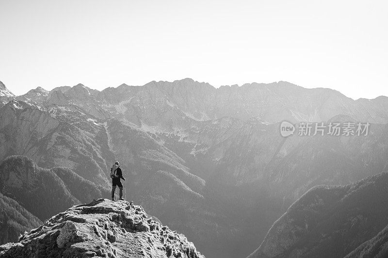 欣赏阿尔卑斯山上的风景