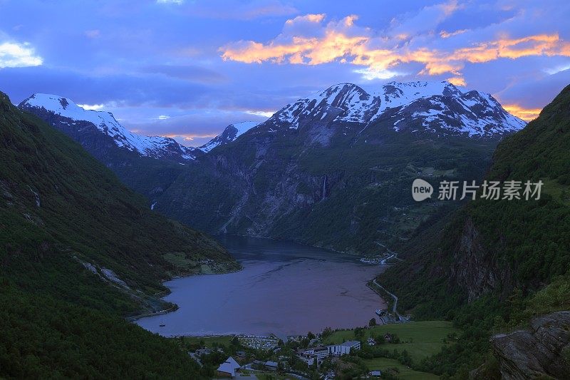 Geiranger在一个戏剧性的天空下，挪威，斯堪的纳维亚