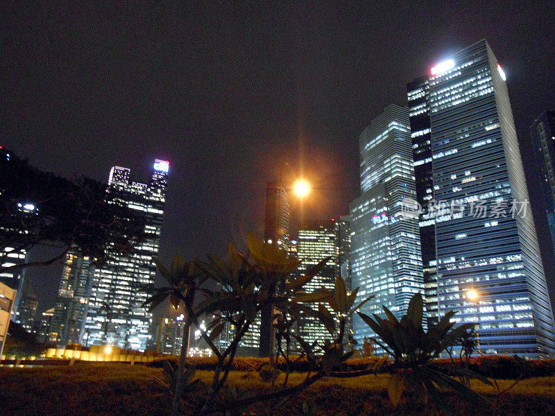 新加坡的夜间速度运动和城市景观
