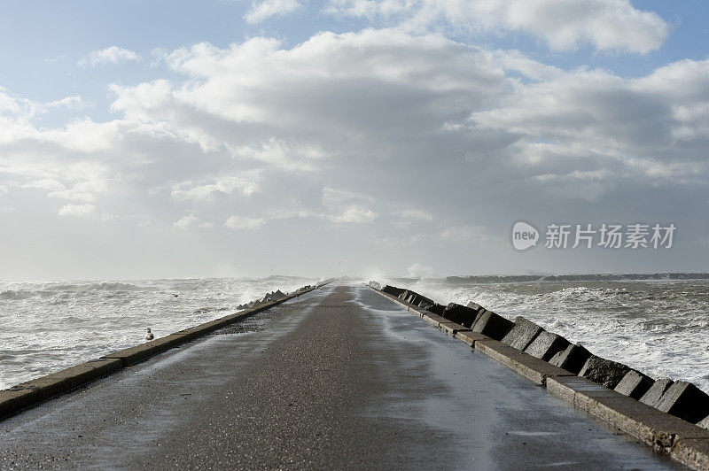 在暴风雨中非常狂暴的溅起浪花的灯塔