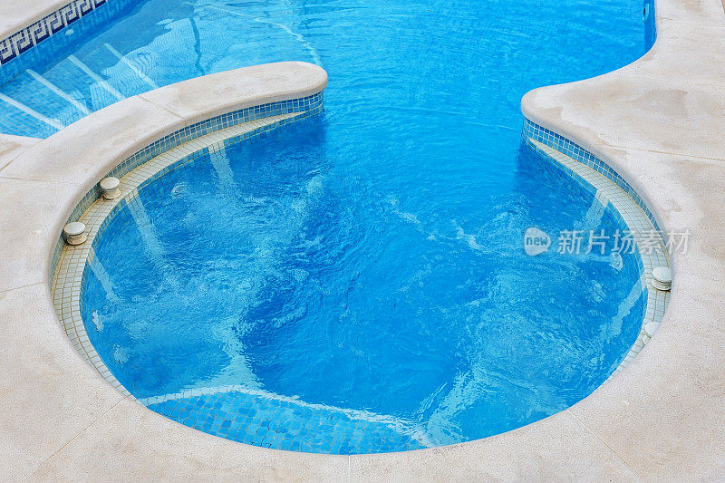 按摩热水浴缸，特写，内置游泳池。