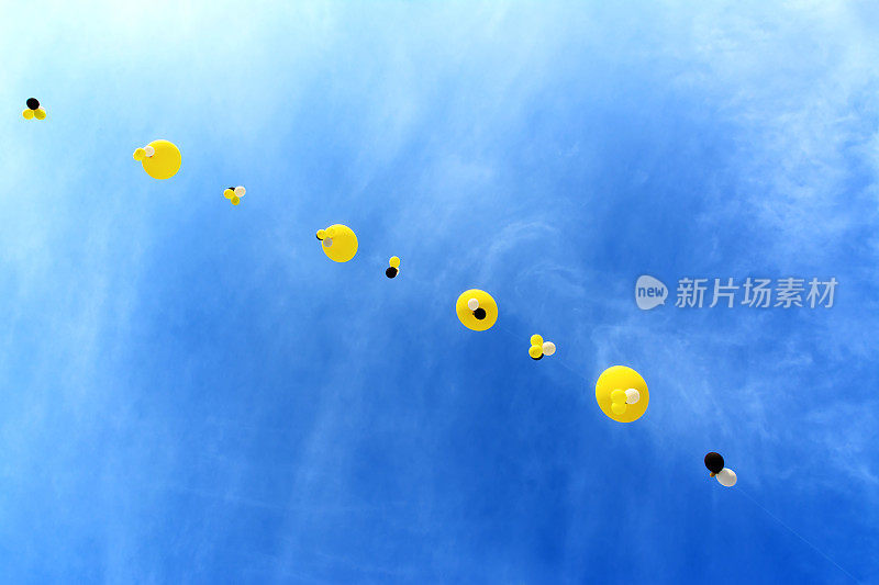 蓝天中的氦气球