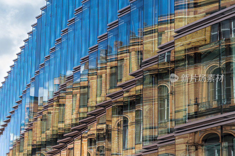 旧建筑立面在现代建筑玻璃立面上的反射