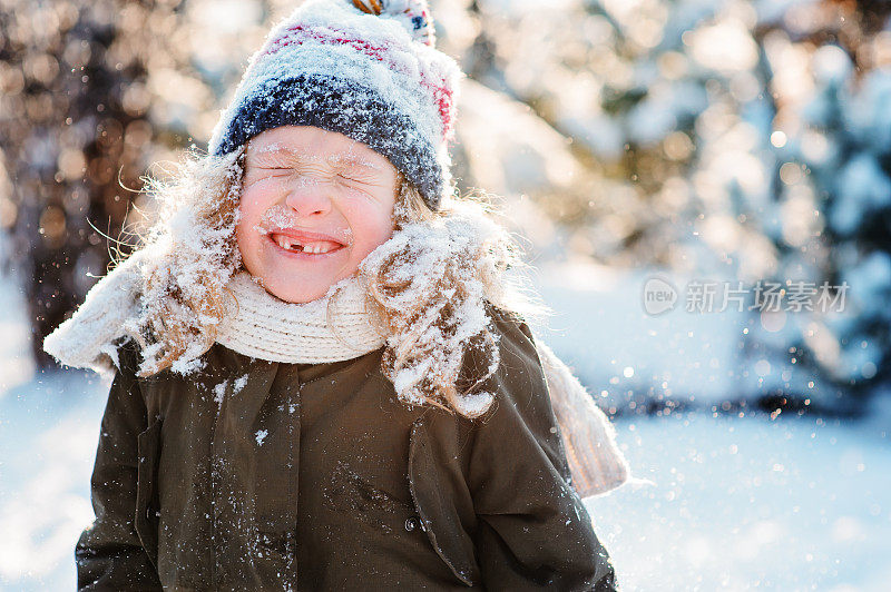 冬天的肖像快乐的小女孩覆盖着雪
