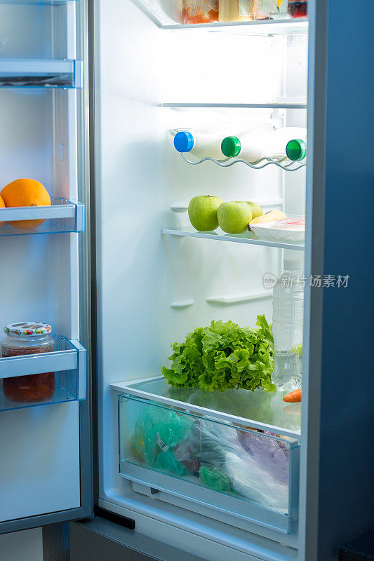 打开装满食物的冰箱