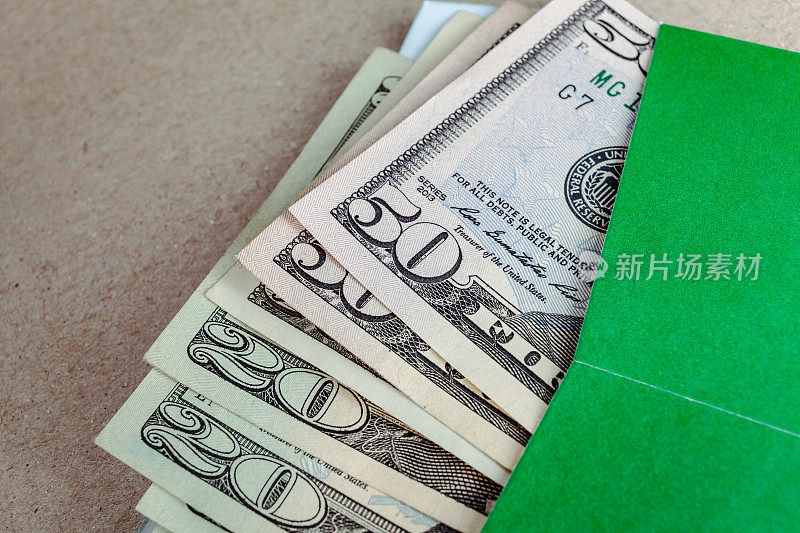 钞票为美钞，绿信封，牛皮纸为背景