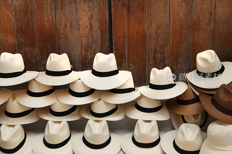 巴拿马草帽堆在木门上，哥伦比亚卡塔赫纳。