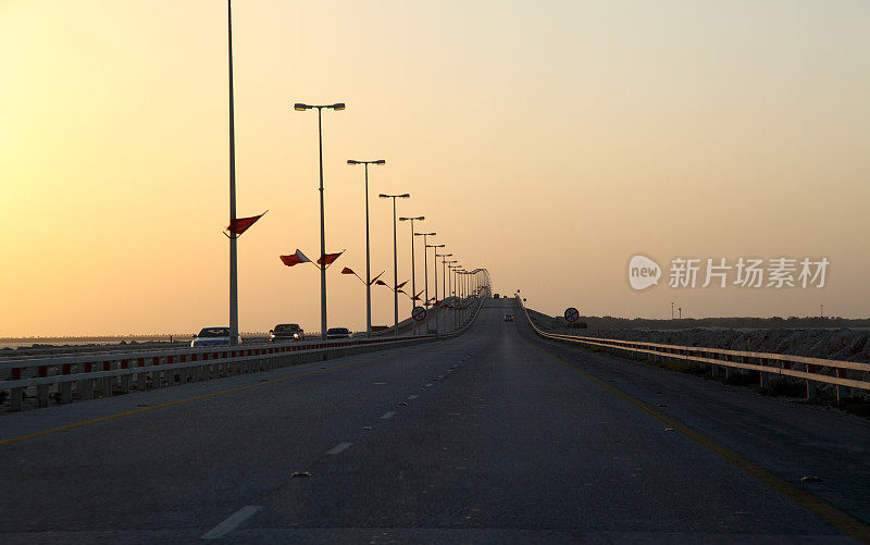 日落时的法赫德国王堤道。巴林