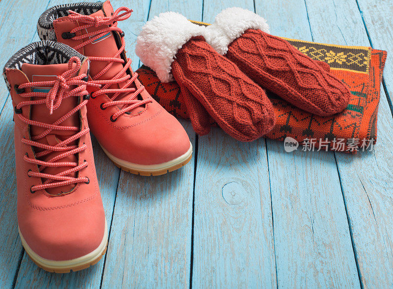 木制背景上的冬装和鞋子