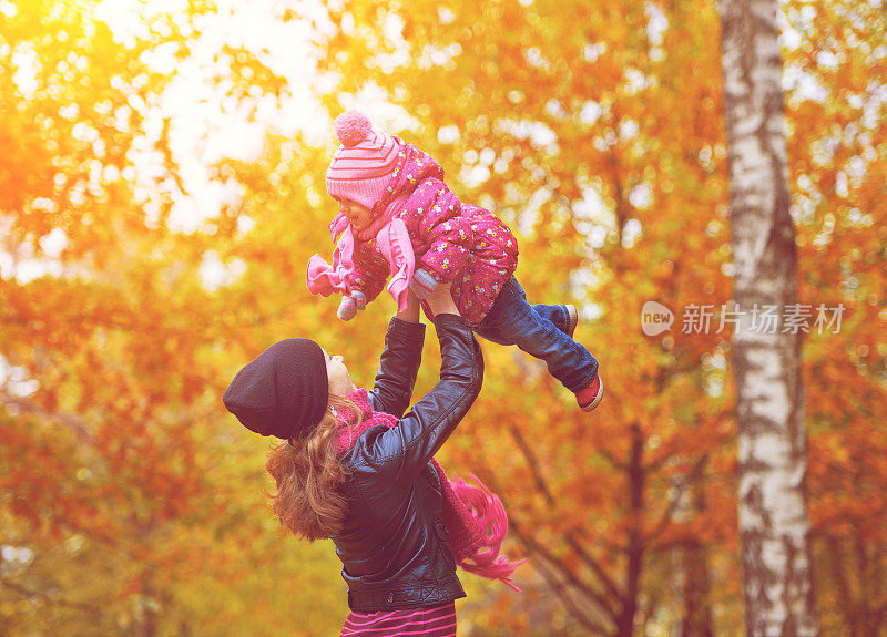妈妈和宝贝女儿在秋天散步