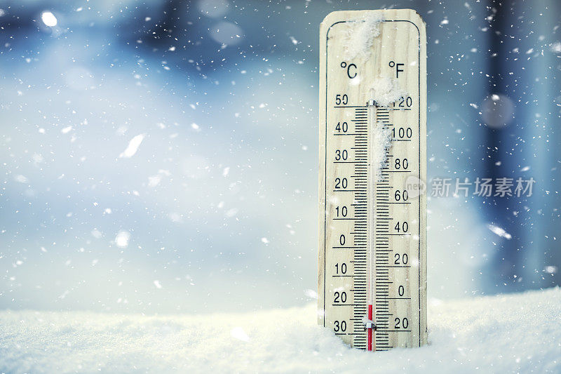 雪上的温度计显示零度以下的低温。