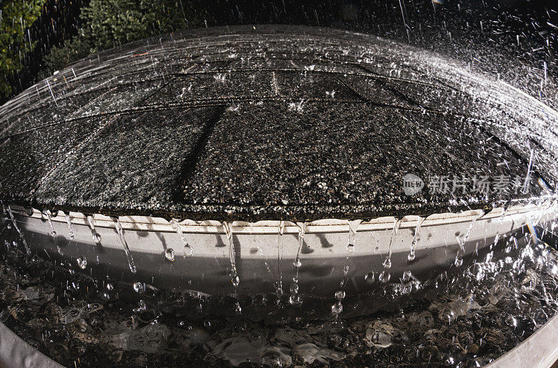 大雨淋在屋顶鱼眼视野