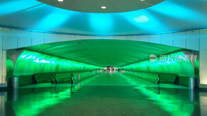 绿色和蓝色照明的隧道走道，底特律机场，密歇根州
