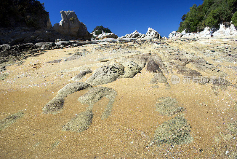 沙子和岩石，小Kaiteriteri海滩，塔斯曼，新西兰