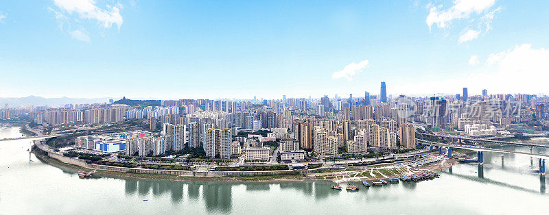 云中重庆的城市景观和天际线