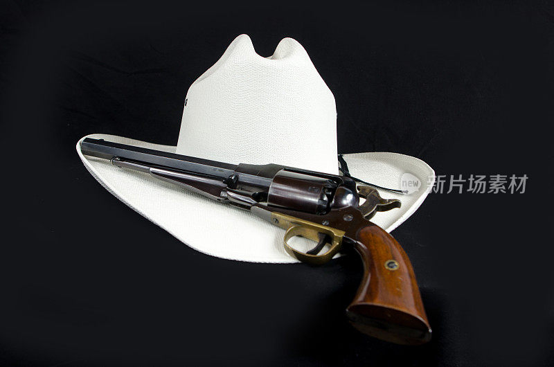 白牛仔帽和左轮手枪