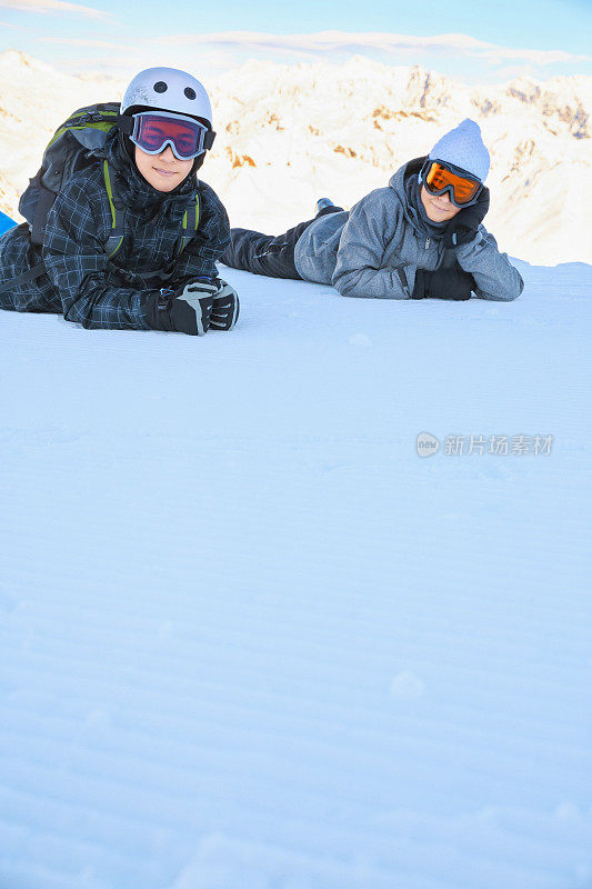冬季运动，少年男孩和女孩滑雪享受
