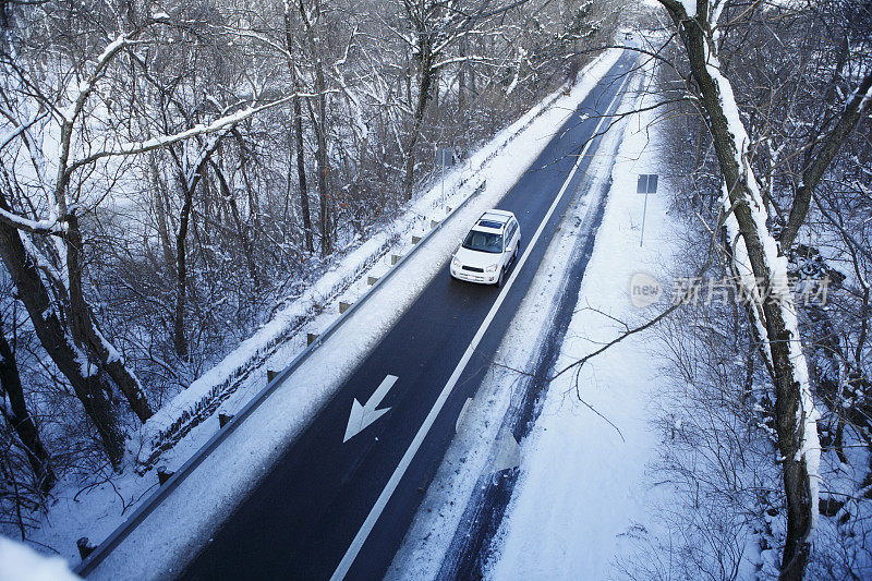 白色越野车在雪天行驶。