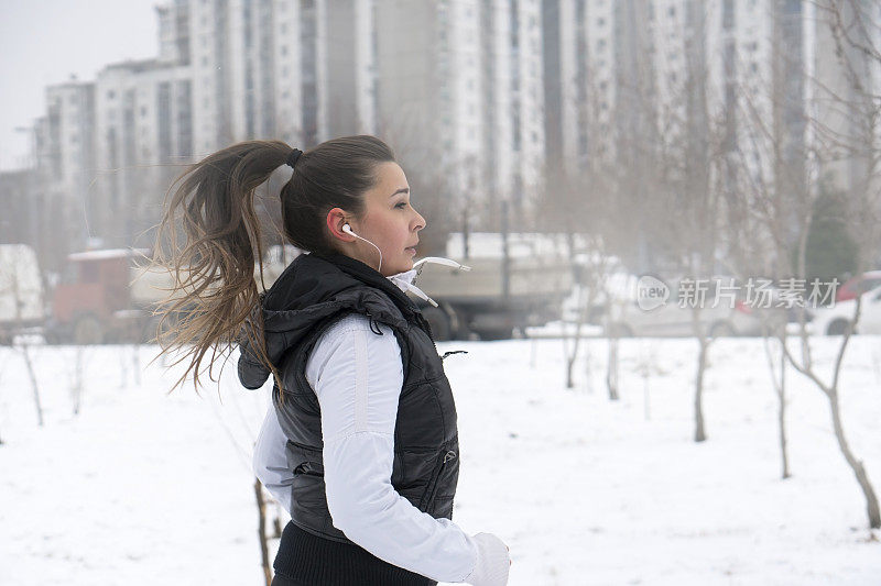 冬天的女人跑