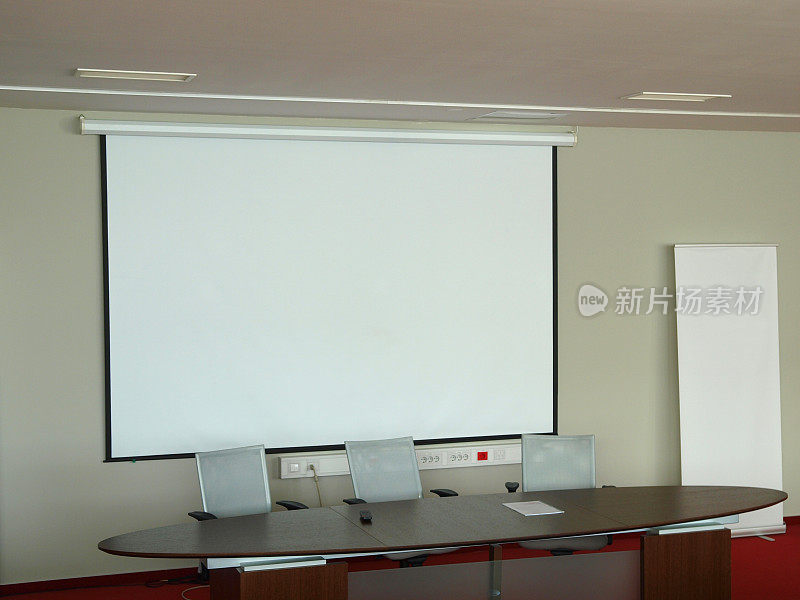 空的会议室和大投影屏幕