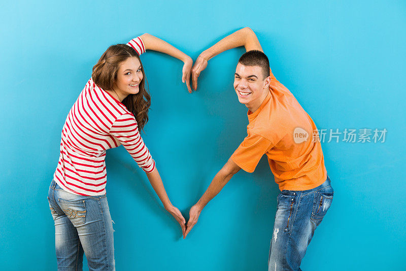 十几岁的男孩和女孩用手做心形