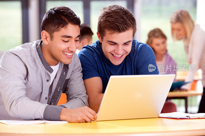 青少年使用笔记本电脑