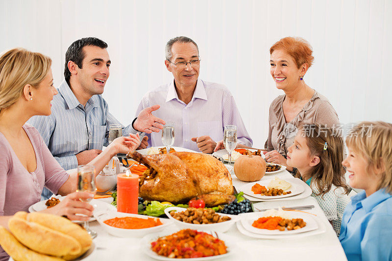 感恩节大家庭围坐在餐桌上。