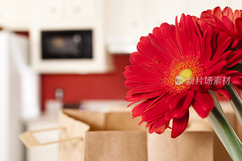 食物:厨房柜台上的纸袋旁边放一朵花