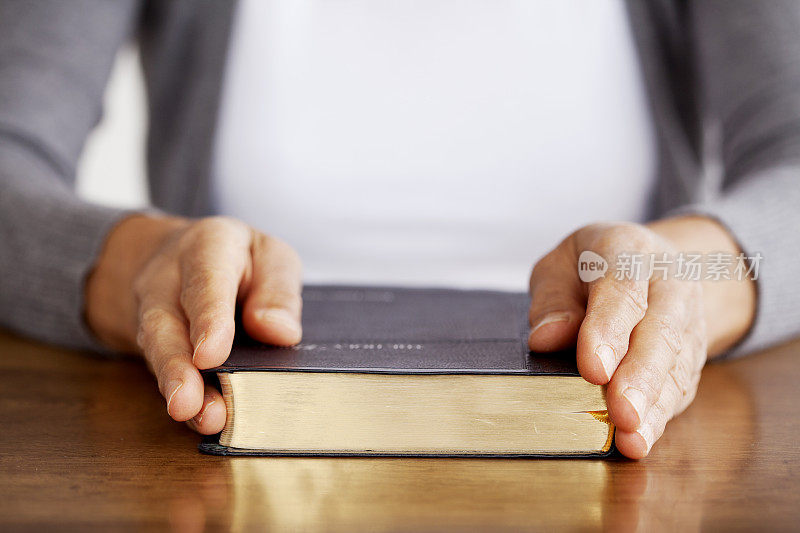 一个女人要去读圣经
