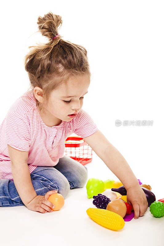 小女孩和假水果