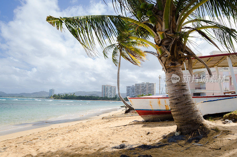 波多黎各蔚蓝海滩上的小船