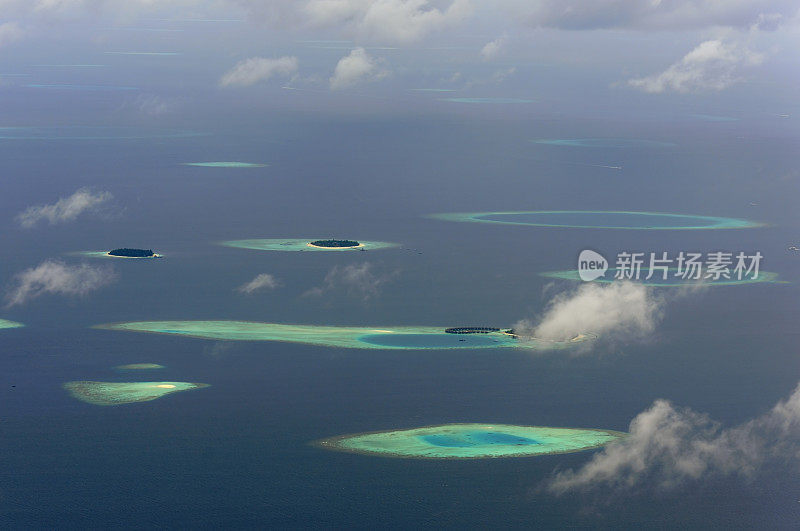 从水上飞机拍摄的马尔代夫群岛