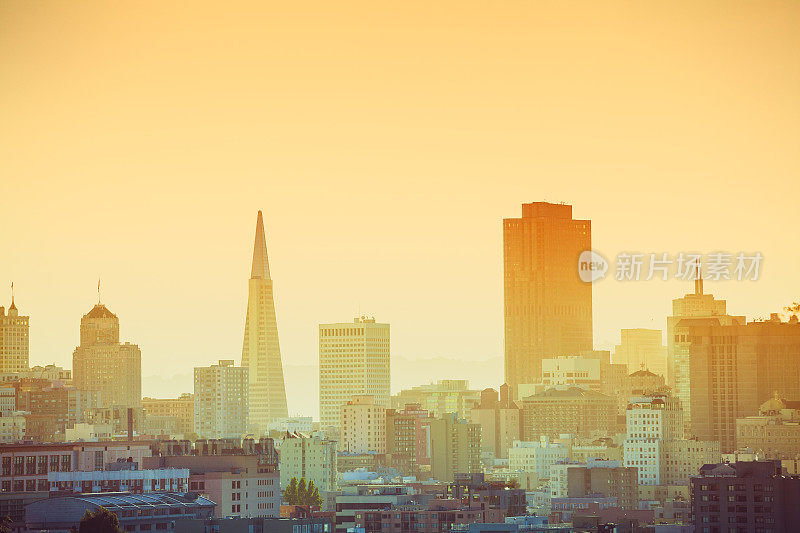日出时的旧金山市中心天际线