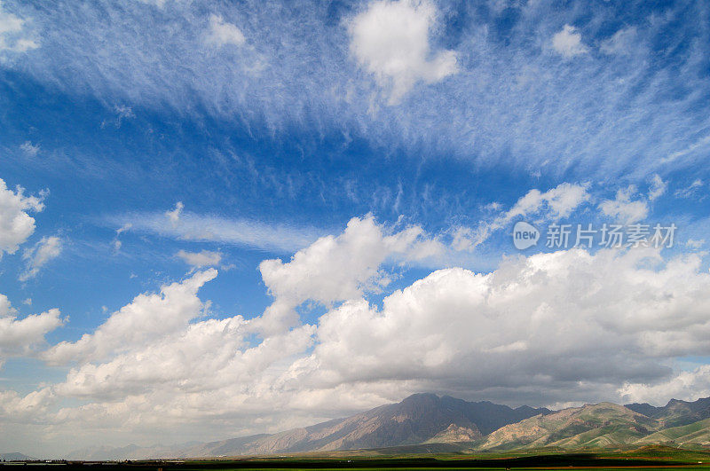 壮观的风景(天空和山脉)