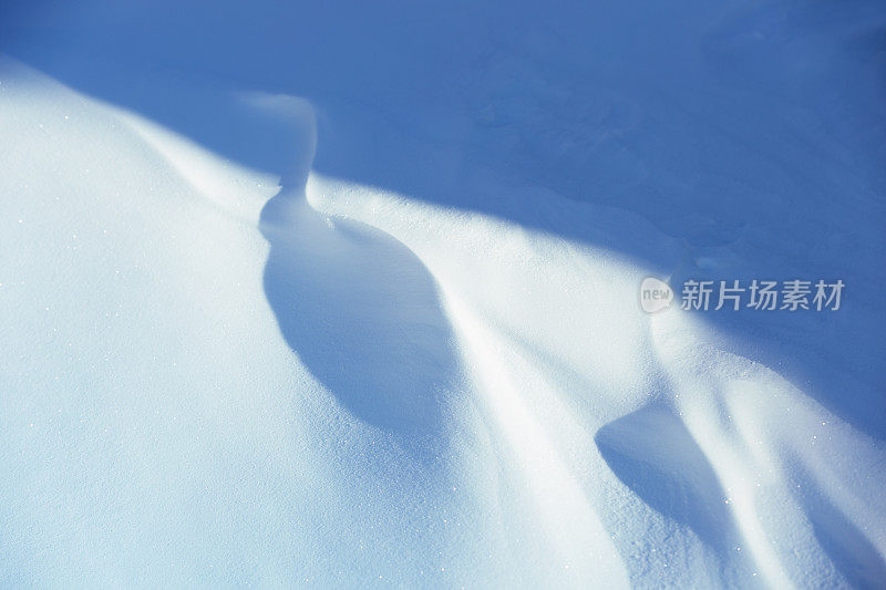 暴风雪后的雪堆