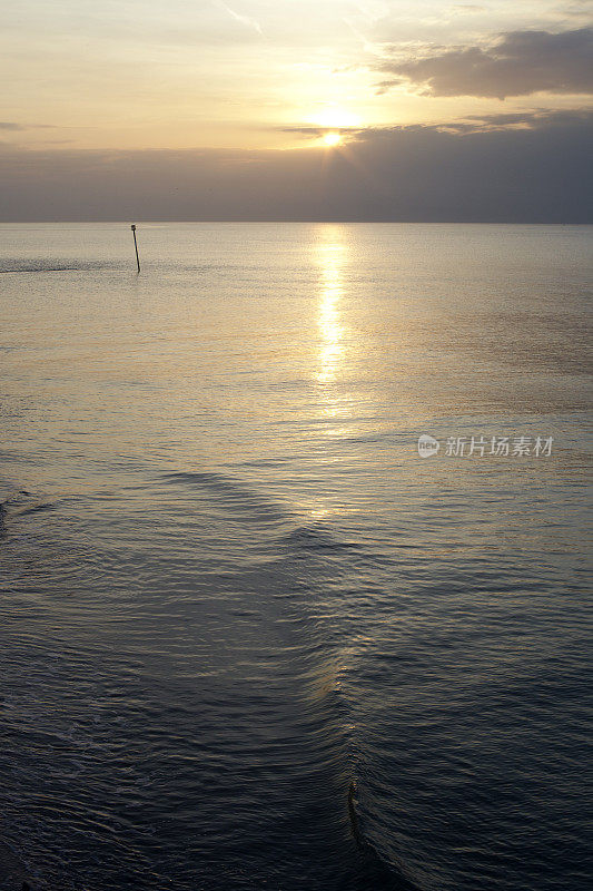 在海上日落