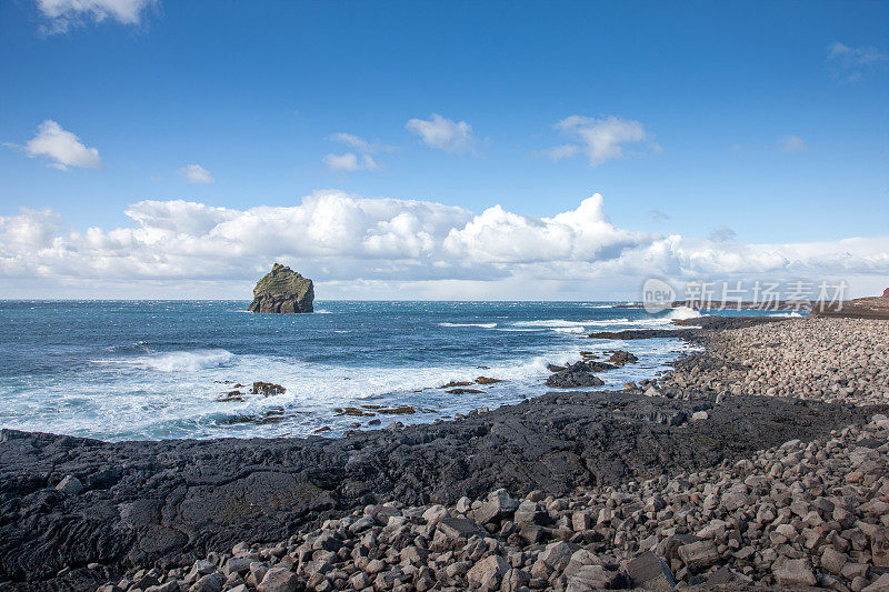 冰岛南部海岸线的海岸景观和岩石岛屿