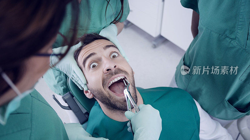 牙科诊所里受惊的病人