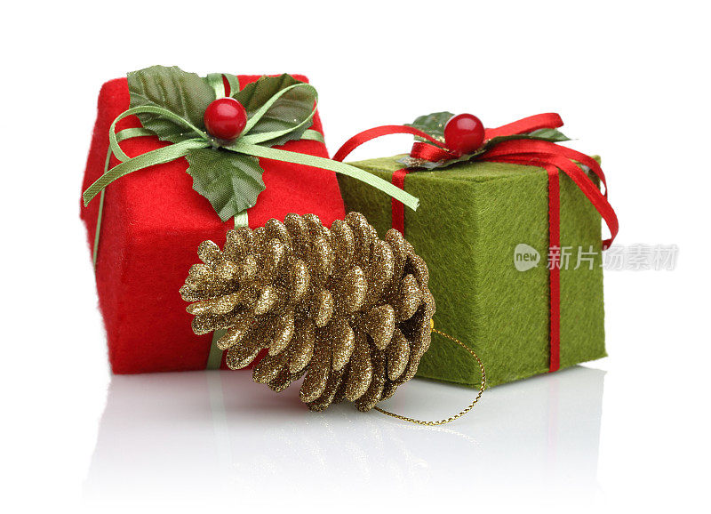礼物盒和圣诞装饰，与松果。