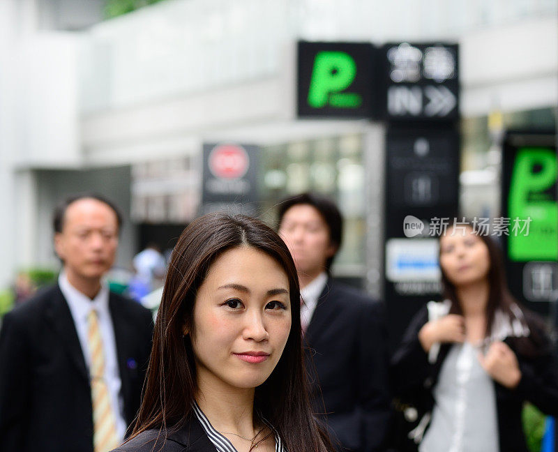 年轻自信的女人等待着……在众人面前