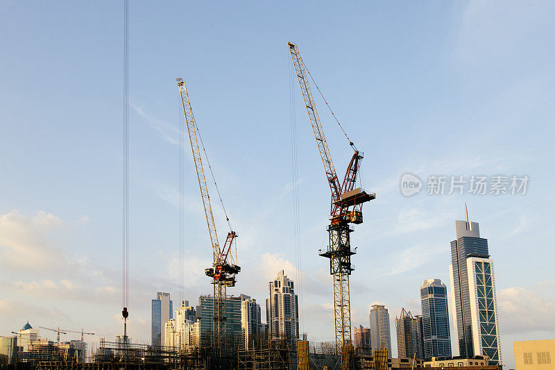 建筑工地，摩天大楼，起重机在迪拜城市天际线